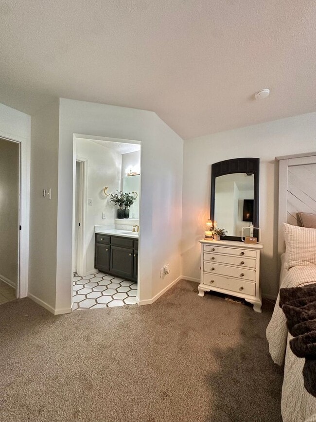 Building Photo - COMING SEPTEMBER 2025 - Updated 3 Bedroom ...