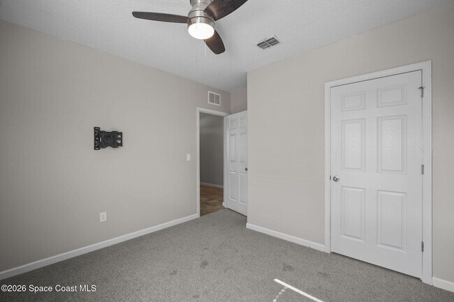 Building Photo - 548 Coyote Dr