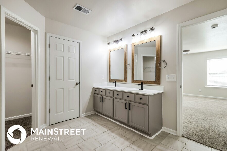 Building Photo - 7003 Hollow Oaks Dr