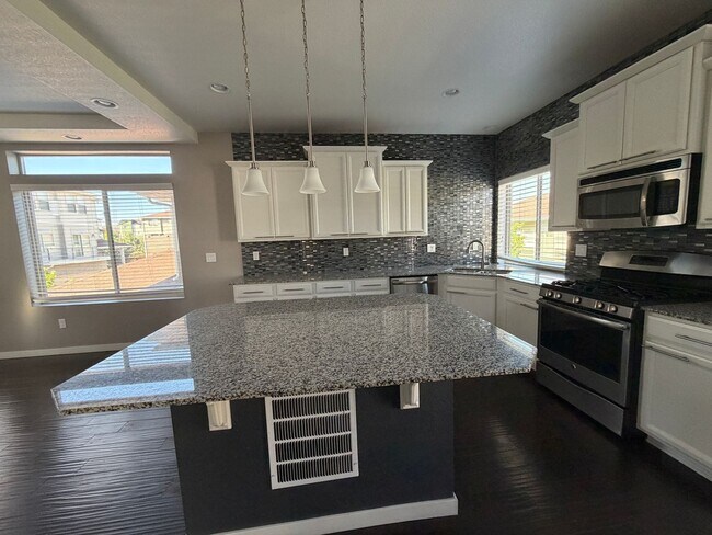 Building Photo - Beautiful Home in the Heart Of Castle Rock