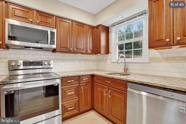 Building Photo - 7427 Salford Ct