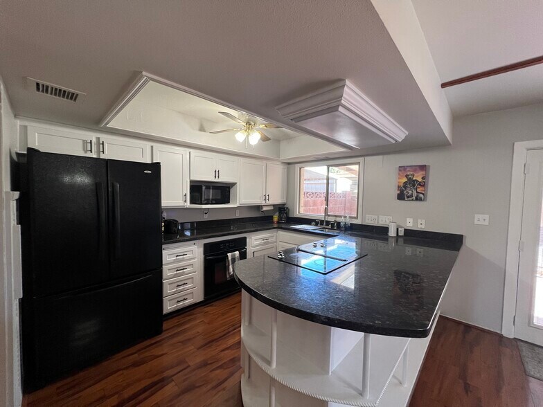 Kitchen - 8508 E McDonald Dr