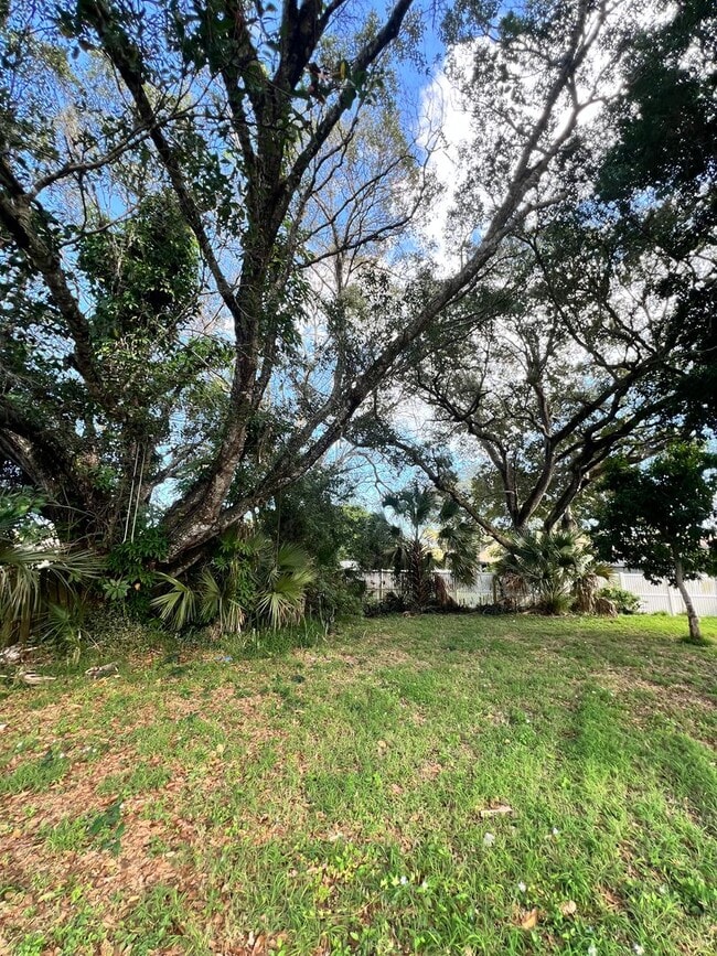 Building Photo - 2 BEDROOM 1 BATH SINGLE FAMILY HOME WITH A SEPARATE DEN (POSSIBLE 3RD BEDROOM)