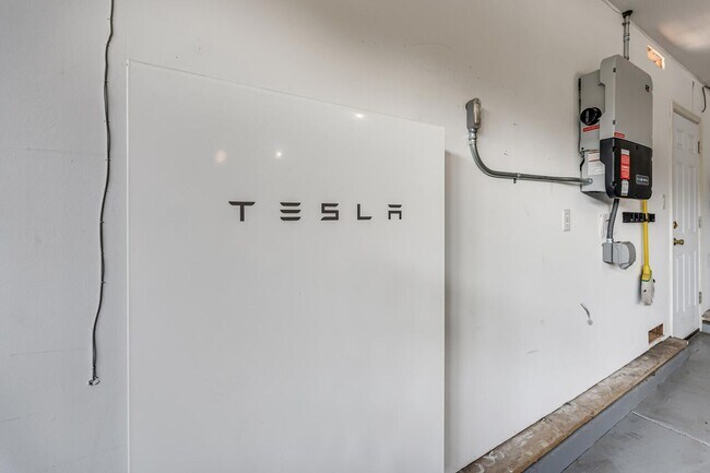 Building Photo - FULLY FURNISHED Sparks home with all utilities included and flexible lease options