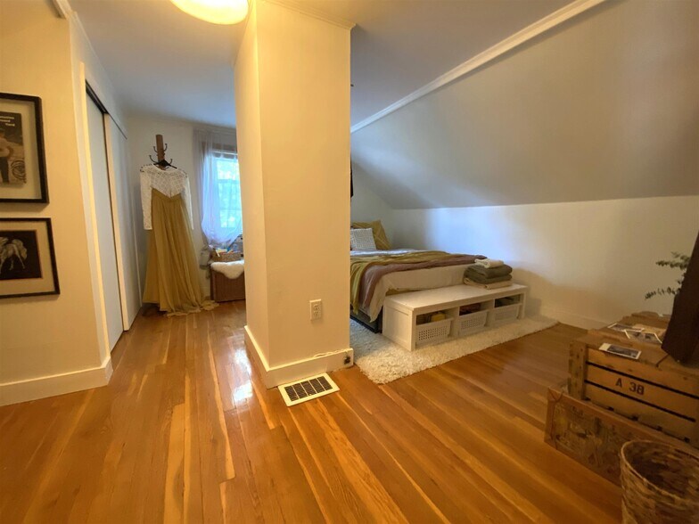 Building Photo - 25 Kenwood St