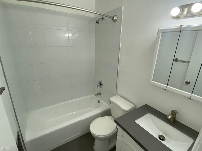 Building Photo - 1208 S Norton Ave