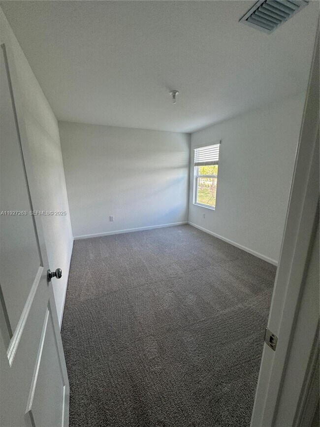 Building Photo - 5837 NW Sweetwood Dr