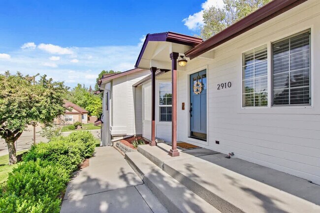 Building Photo - 2910 E Dagger Falls Dr