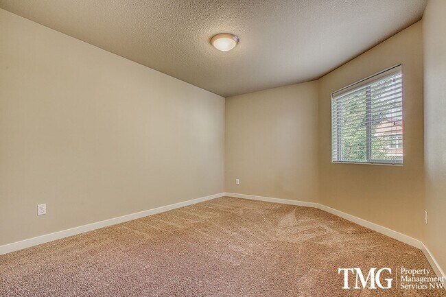 Building Photo - Contemporary 3 Bed 2.5 Bath Style Home in ...