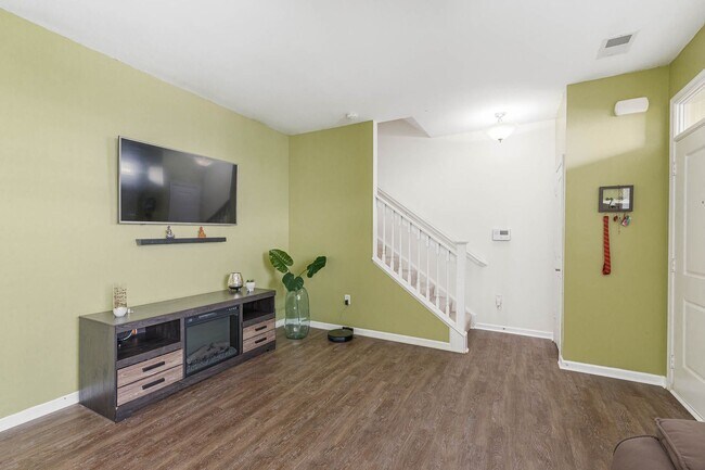 Building Photo - 2404 Leytonstone Dr