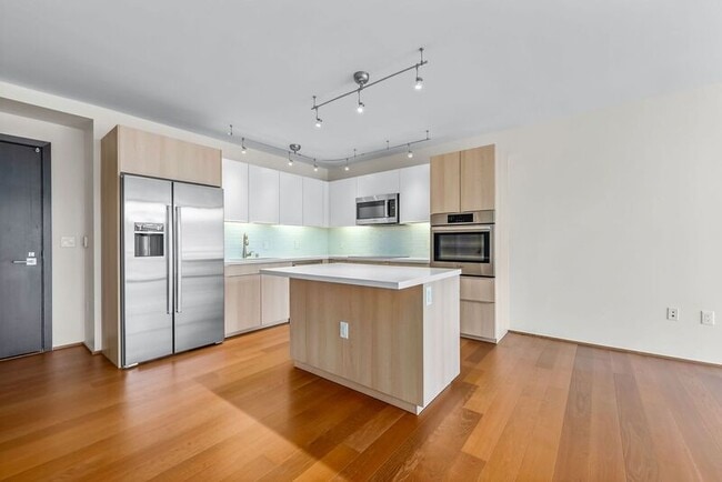 Building Photo - 888 Kapiolani Blvd