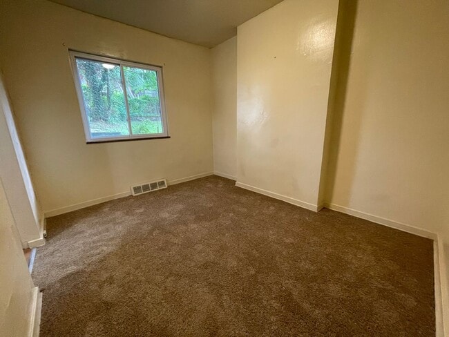 Building Photo - Spacious 3 Bedroom Oakland Townhouse with ...