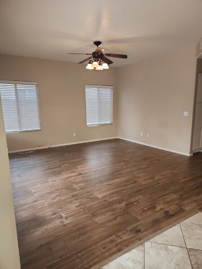 Building Photo - "Spacious 4-Bedroom Glendale Gem with Granite Elegance - 2018 Sq Ft of Comfort!"