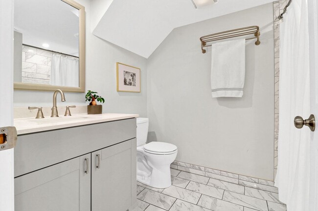 Building Photo - Completely Remodeled Cottage - Moss Creek