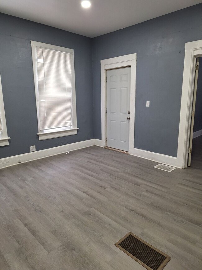 Building Photo - SL MON1527