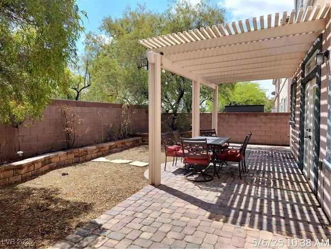 Building Photo - 2248 Summer Home St