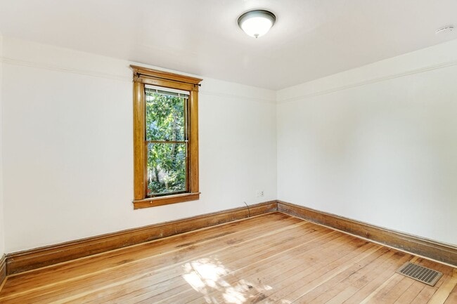 Building Photo - 510 S 14th St