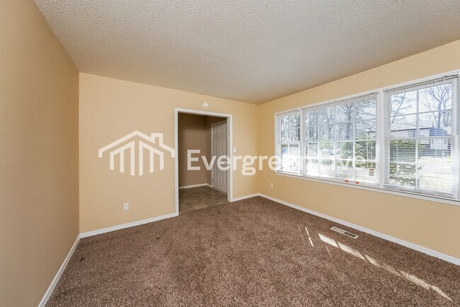 Building Photo - 424 Carriage Dr