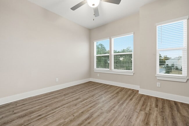 Building Photo - 3 Bedroom End Unit with a Lake View!!