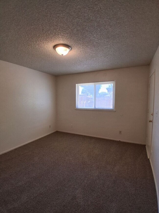Building Photo - 5083 W Ashcroft Ave