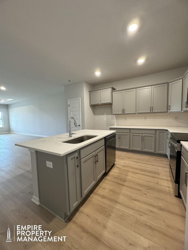 Building Photo - Move In Special: 1/2 Off 1st Month's Rent!!