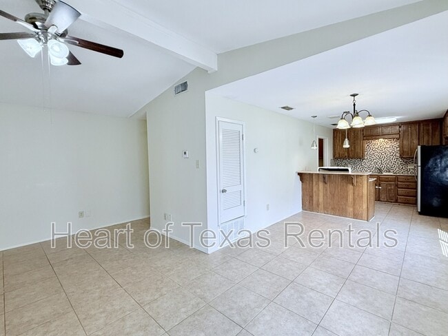 Building Photo - 2410 Comanche Trl