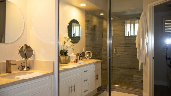 Building Photo - Gorgeous 3 bedrooms 2.5 baths townhome in ...