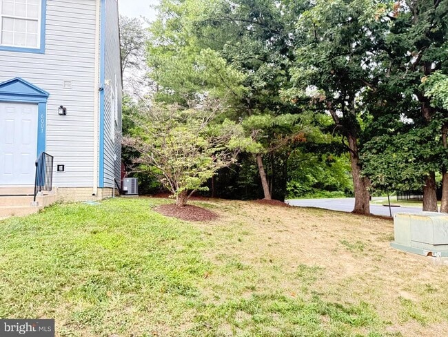 Building Photo - 6001 Surrey Square Ln