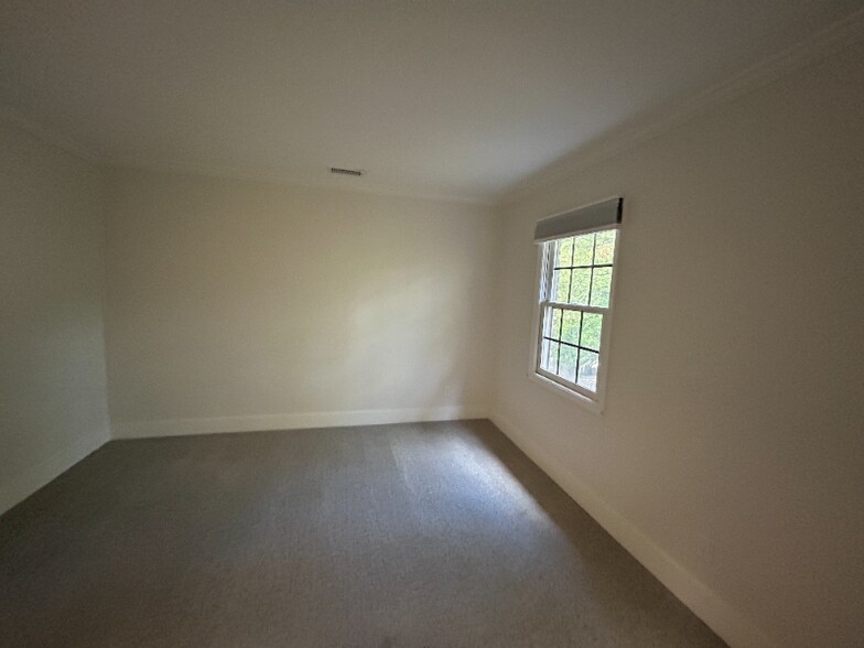 Building Photo - 3073 Colonial Way