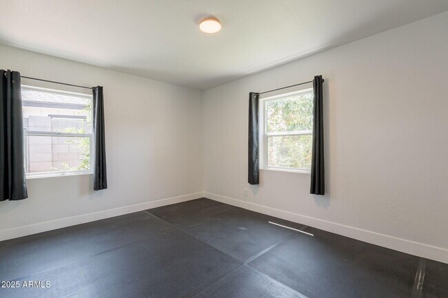 Building Photo - 1116 E Fern Dr N