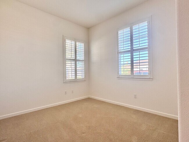 Building Photo - Beautifully Maintained Single Story 4 Bed ...