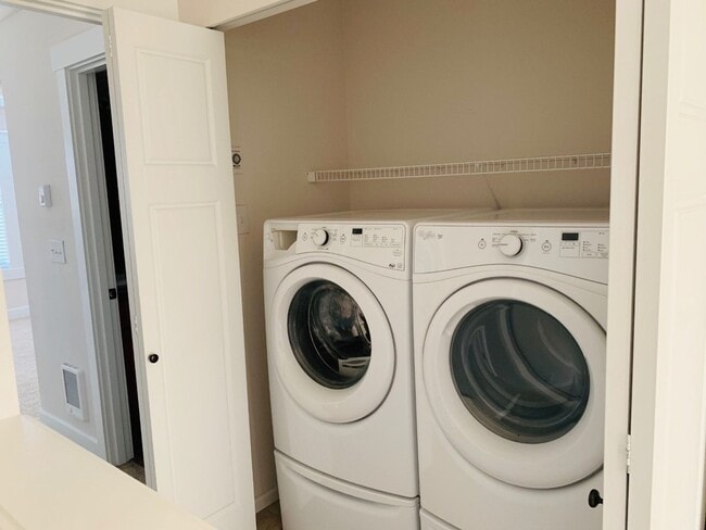 Building Photo - 3 bd 3 bath townhome Issaquah highlands