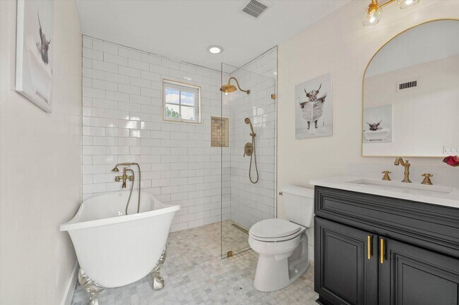 Building Photo - 221 Greymon Dr