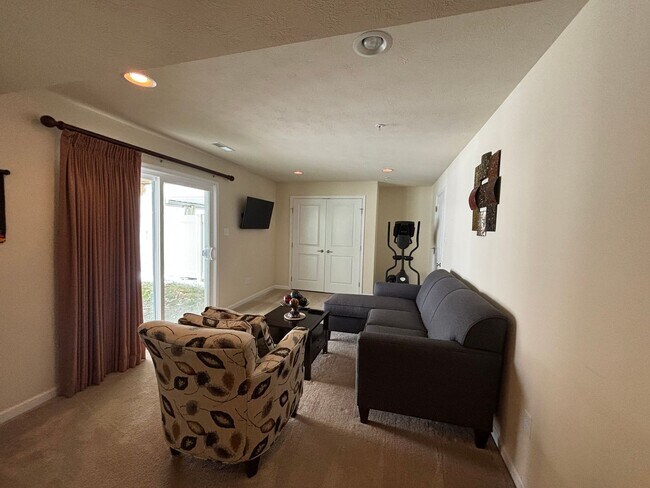 Building Photo - 3 Bedroom Townhome - Carnegie!