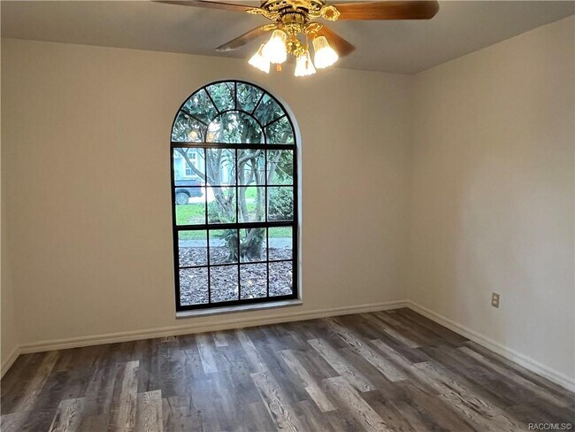 Building Photo - 558 E Jenkins Ct