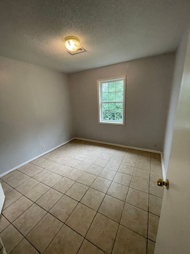 Building Photo - Spacious Rental Home in Derby School District