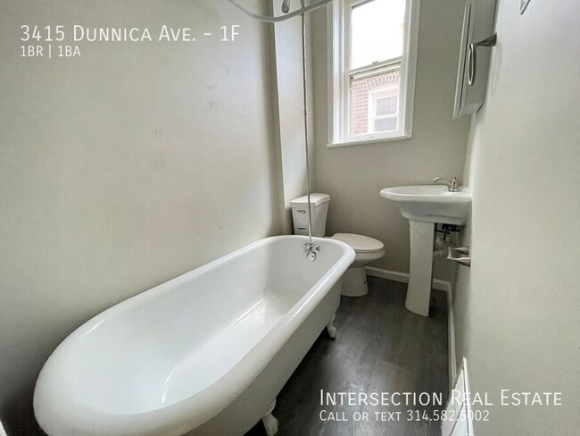 Building Photo - Very Spacious 1 Bedroom w/ High Ceilings a...