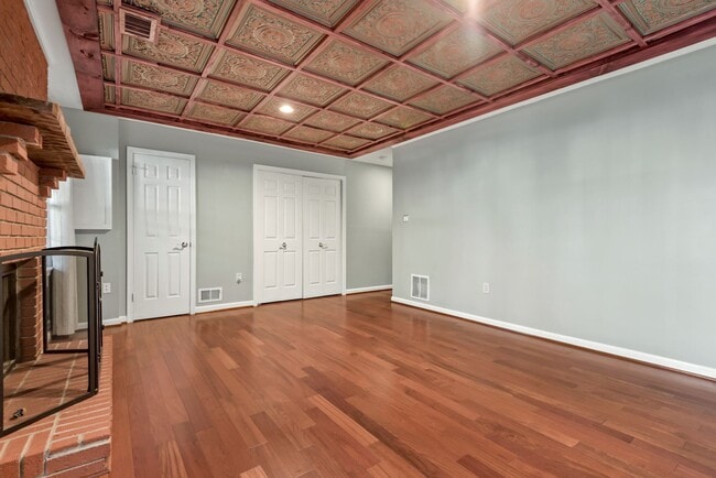 Building Photo - 8015 Merry Oaks Ln