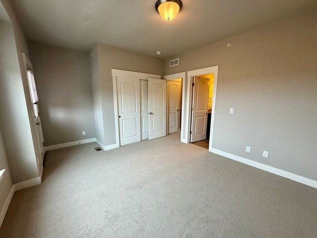 Building Photo - This townhome-style condo truly has it all!