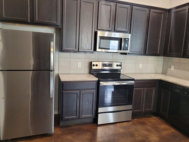 Building Photo - Luxury 3/2Duplex in Seguin, TX