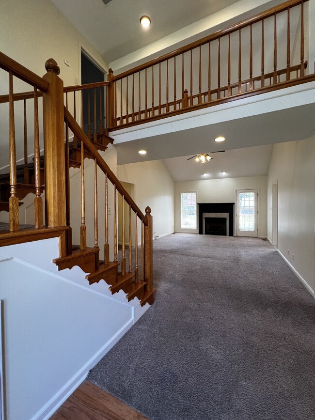 Building Photo - Charming 3 Bed, 2.5 Bath Home in Clarksvil...