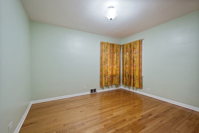 Building Photo - 5840 N Kimball Ave