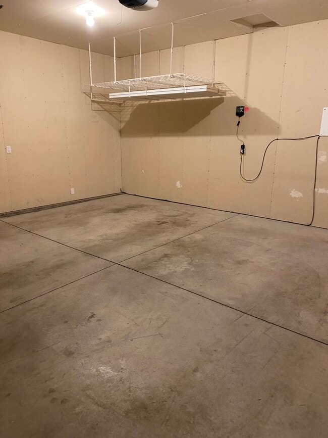 Building Photo - 3 Bedroom House with a 2 Garage in Heights