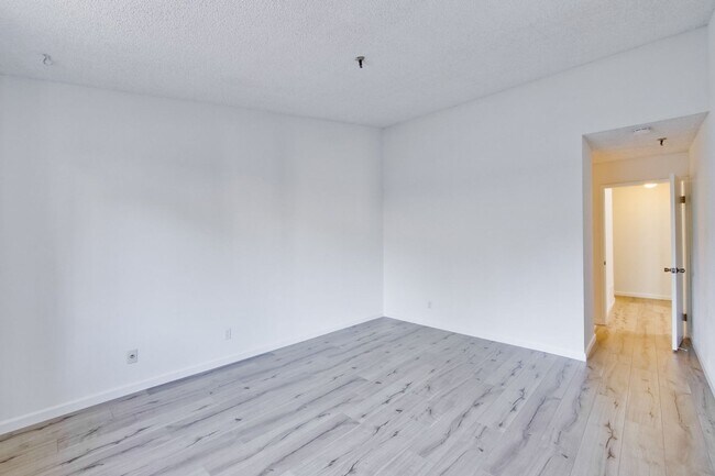 Building Photo - Beautifully Remodeled 3BR 2.5BA Townhouse in Great Community in Mountain View