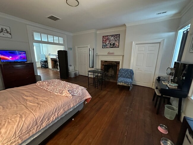 Building Photo - Charming Apartment is Downtown Fredericksburg