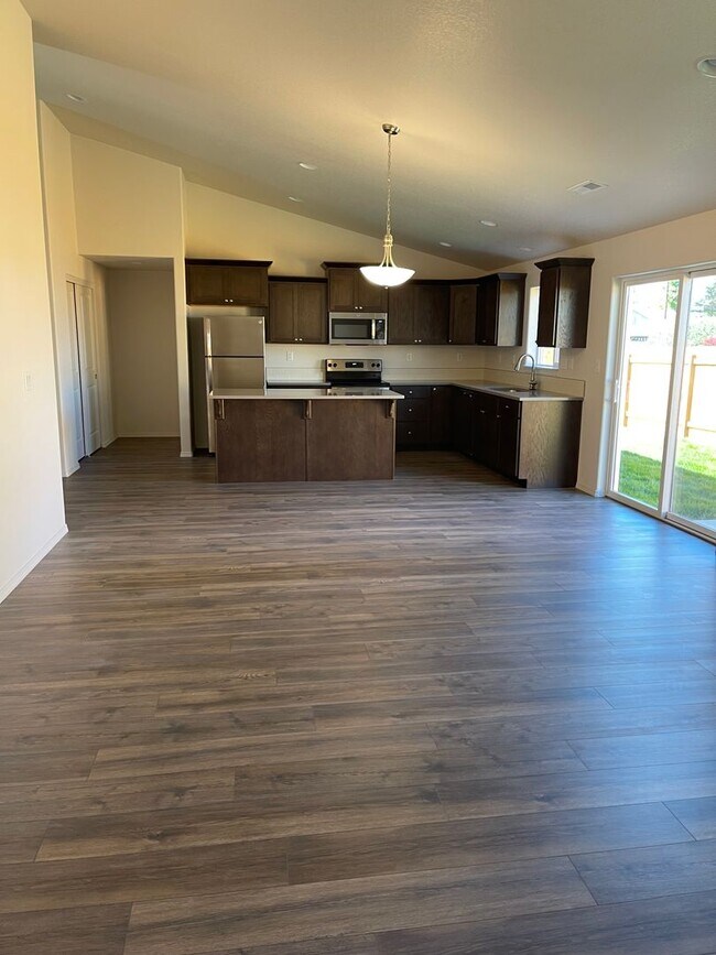 Building Photo - Brand New River Road area home