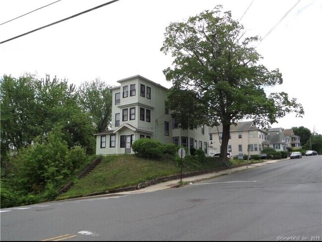 Building Photo - 1309 Bank St