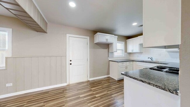Building Photo - 3 bed 2 bath home with a carport in backyard
