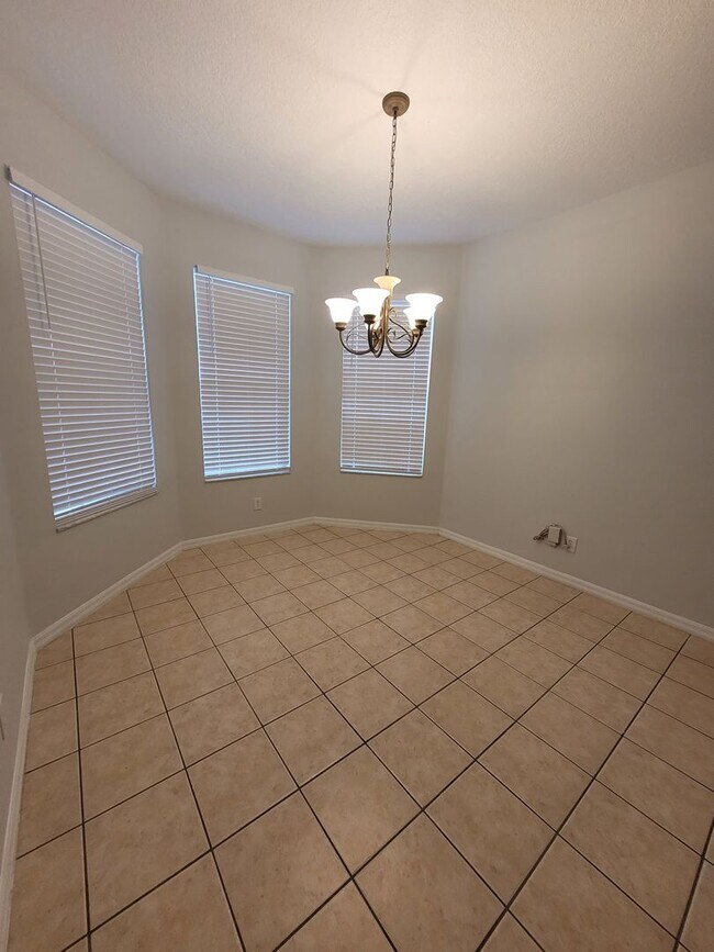 Building Photo - Amazing Renovated 4 bed 3 bath in Davenport