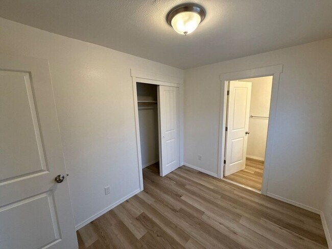 Building Photo - 3357 Portland Rd NE